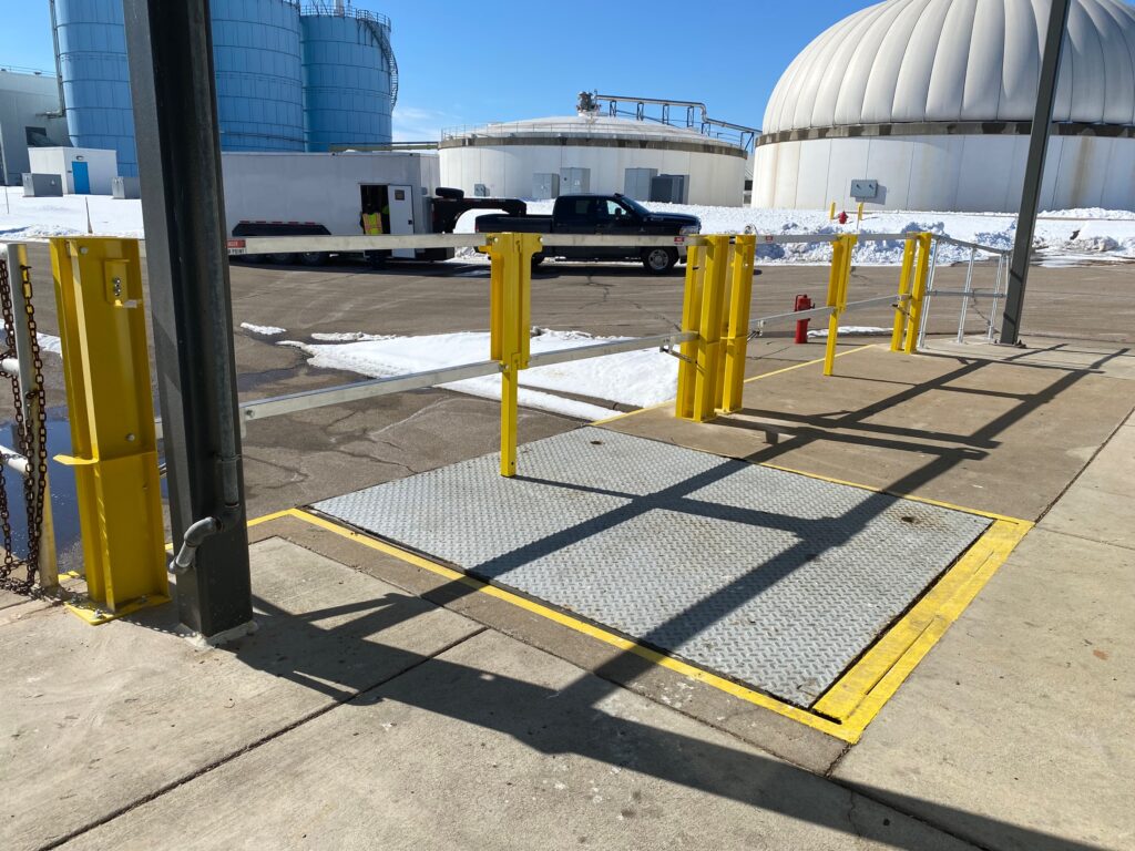 dual cantilever dock lift gate
