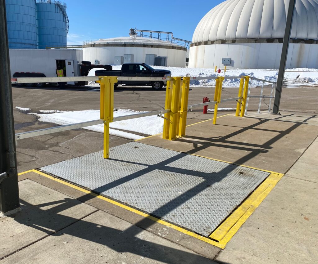 dual-cantilever lift gates outside dock door